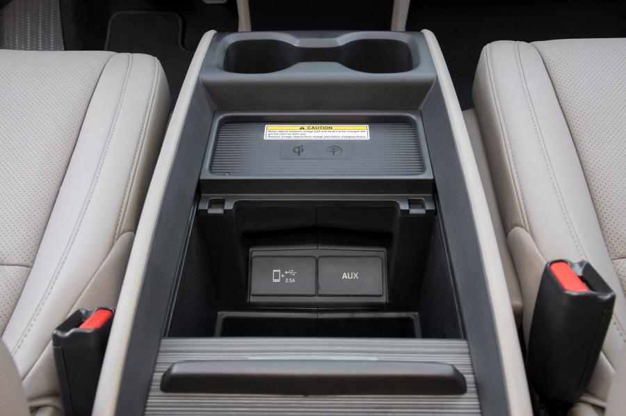 Детали интерьера Honda Odyssey 2017 года  (фото 136 из 160)
